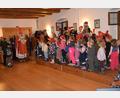 Bild: bö
Wegen des schlechten Wetters beschenkt der Hohenburger Nikolaus im Bürgersaal des Rathauses die Kindergartenkinder aus Hohenburg und Mendorferbuch.