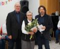 Bild: Regens Wagner / Matthias Flierl
Gesamtleiter Peter Miltenberger (links) und sein Stellvertreter Bernhard Kallmeier (rechts) gratulieren im Namen von Regens Wagner Michelfeld Schwester M. Madlen Kolbrand zum 80. Geburtstag.