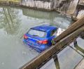 Bild: PI Burglengenfeld/exb
Ein Mitsubishi treibt in der Vils bei Dietldorf.