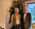 Bild: Martina Reindl
Bürgermeister Hermann Böhm (rechts) dankt Hermann Kederer bei seinem Gratulationsbesuch für dessen jahrzehntelanges Engagement zum Wohle der Gemeinde.