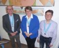 Bild: Birgitta Pittner, VG Neunburg/exb
Maximilian Beer (Markt Schwarzhofen), Anita Forster (Gemeinde Dieterskirchen) und Markus Dauch (Markt Neukirchen-Balbini) (von links) tragen gerne bei geeigneten Anlässen ihre historischen Bürgermeistermedaillen, die auf der Vorderseite das Wappen und den Namen der Gemeinde ziert und auf der Rückseite das Staatswappen des Freistaates Bayern.