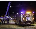 Bild: Hösamer
Der Haken eines mobilen Schwerlastkrans hat sich am Montagabend in einer Hochspannungsleitung im Stullner Industriegebiet verfangen. Die Einsatzkräfte von Feuerwehr und THW warten darauf, dass der Strom sicher abgeschaltet wird und sie eingreifen können.