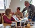 Bild: Sonja Kaute
Christine Beck (links) zeigt Barbara Loughran-Dietz und Thomas Ebnet von "Hoffnung für Menschen" einen Brief mit Foto von ihrem indischen Patenkind, das inzwischen erwachsen ist und eine Ausbildung beendet hat.