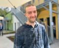 Bild: Gabi Schönberger
Matthias (30, ausgebildeter Sanitäter) ist seit Januar einer der ersten Bewohner im neu gebauten Ursula-Barrois-Haus, fühlt sich dort von der Stadt und dem Verein „Die Initiative“ gut betreut und ist optimistisch, dass er in absehbarer Zeit Arbeit und eine eigene Wohnung finden wird.