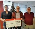 Bild: gz
Die Eslarner Unternehmer Ludwig und Fabian Bauriedl unterstützen die Kinderkrebshilfe mit 2500 Euro.