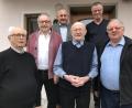 Bild: mma
Ruhestandsgeistlicher Hans Peter Heindl, Altbürgermeister Hans Kummert und Zweiter Bürgermeister Georg Götz gratulieren Andreas Wendl (Mitte) zusammen mit seinem Schwiegersohn Hermann Falk und dem Nachbar Otto Weiß (von links).