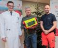 Bild: Wolfgang Steinbacher
Prof. Dr. Christoph Birner, Chefarzt der Klinik für Innere Medizin (links), und Dr. Sebastian Morcinek (rechts) vom Klinikum St. Marien freuen sich über rund 100 sogenannte Rollbags für Ersthelfer. Sie konnten von einer 5000-Euro-Spende der Conrad-Stiftung aus Hirschau angeschafft werden, die Michael C. Geiss (Mitte) als deren Vertreter offiziell übergab.