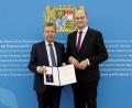Bild: Christian Blaschka
Bernhard Meiler aus Oberwildenau (links) erhält von Finanz- und Heimatminister Albert Füracker (rechts) das Bundesverdienstkreuz.