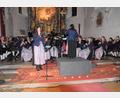 Bild: bö
Ein unter die Haut gehendes Finale erleben mehrere Hundert Zuhörer beim Weihnachtskonzert der Trachtenkapelle Hohenburg unter der Leitung von Anja Paulus mit dem Hit "Gabriellas Säng", das Tanja Fruth eindrucksvoll in schwedischer Sprache vortrug.