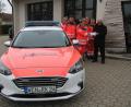 Bild: knh
Freudig nimmt Carmen Stubenvoll eine Spende von Altbürgermeister Josef Wittmann für die Helfer vor Ort entgegen.