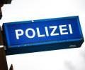 Symbolbild: Sina Schuldt/dpa
Die Kriminalpolizei bittet um Zeugenhinweise zu einem Raubüberfall in der Regensburger Innenstadt. Unbekannte bedrohen einen 20-Jährigen mit einem Messer und fliehen mit einer Beute im hohen dreistelligen Bereich.