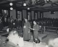 Bild: United States Holocaust Memorial Museum. Provenienz: Elisabeth und Maria Kvitashvili
Der Kommandant des KZ Dachau, Martin Gottfried Weiss (Mitte links), als Hauptangeklagter im Dachauer Prozess.