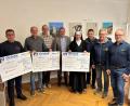 Bild: Rotary Club Auerbach/lei
Der Rotary Club Auerbach hat im Auerbacher Rathaus Spenden in Höhe von 2.300 Euro übergeben und für Weihnachtsfeeling gesorgt.