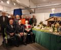 Bild: Stefanie Schreiner/exb
Die Mitterteicher Schnitzer neben der neuen Kirchenkrippe: Reihe hinten stehend, von links: Peter F. Dotzauer, Rainer Gottas, Helmut Härtl, Manfred Dietz, Reinhold Csakli, Hermann Burger, Josef Kick; Reihe vorne sitzend, von links: Hans-Günther Pietschmann, Josef Reichl, Wilhelm Daubner.