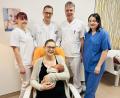 Bild: Marie Ehras
Der kleine Laurenz verzaubert nicht nur seine Mama Lisa, sondern auch (stehend, von links) Rebecca Lehnerer (Gesundheits- und Krankenpflegerin), Oberarzt Andrii Krasovskyi, Chefarzt Dr. Christian A. Eberlein und Hebamme Hannah Schröder.