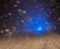 Symbolbild: Bernd Weißbrod /dpa
Ein Wagen mit Blaulicht fährt auf einer schneebedeckten Straße. In Hermannsberg bei Illschwang ist eine Autofahrerin wegen der Glätte von der Fahrbahn abgekommen und gegen einen Verteilerkasten gefahren.