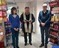 Bild: hka
Pfarrer Michael Birner (Mitte) erbittet Gottes Segen bei der Einweihung der neuen Hahnbacher Apotheke. Bürgermeister Bernhard Lindner (rechts) und Dritte Bürgermeisterin Evi Höllerer überbringen Glückwünsche.