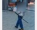 Bild: Bundespolizei
Ein Bundespolizist beobachtete diesen Mann mit Plastikschwert mittels Videotechnik beim Durchqueren der Bahnhofshalle.