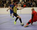 Bild: Dieter Jäschke
Frederic Schüll (links) und der ASV Burglengenfeld setzten sich im Endspiel des Kia-Cups gegen die SpVgg SV Weiden II (im Bild Torhüter Marko Smodlaka) durch.