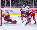 Bild: Tobias Neubert
Fabian Voit (weißes Trikot, vorne) trifft im ersten Drittel zum zwischenzeitlichen Ausgleich für die Blue Devils. Am Ende reichte es für Weiden am Sonntag nicht für den zweiten Derbysieg des Wochenendes.