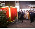 Bild: slh
Nach dem Gottesdienst segnet Pfarrer Hans Spitzhirn den neuen Spezial-Anhänger der Feuerwehr Weihern.