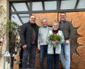 Bild: bk
Zu den Gratulanten zählt auch eine Abordnung der SPD Weiherhammer mit (von links) Mirko Bertl, Helmut Fastner und Rainer Vater.