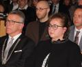 Bild: kro
Sichtlich ergriffen nahm Bürgermeister Franz Stahl nach seiner Rede neben Gattin Cornelia wieder Platz, dahinter die beiden Söhne Peter und Franz (rechts).