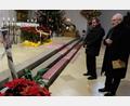 Bild: Fred Lehner
Am Bild des bei dem Anschlag in Magdeburg getöteten Neunjährigen in der katholischen Pfarrkirche St. Johannes der Täufer hatte sich Diözesanbischof Dr. Rudolf Voderholzer mit Pfarrer Max Früchtl zu einem stillen Gedenken eingefunden.
