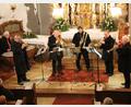 Bild: dl
Einen musikalischen Hochgenuss bescheren hochrangige Musiker sowie das Danuvius-Quintett in der Thansteiner Pfarrkirche. Im Altarraum spielen Richard Waldmann, Uwe Baumer, Auwi Geyer, Helmut Schätz, Lothar Dietl und Paul Windschüttl (von links).