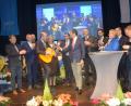 Bild: fz
Ein Geschenk mit fröhlicher Wirkung: Der Vorsitzende der EVP-Fraktion und Hobbymusiker Manfred Weber spielte beim Neujahrsempfang der CSU zwischen den klatschenden Lokalgrößen der Partei ein kurzes Lied mit der Gitarre.