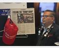 Bild: Seth Wenig/dpa
Ein Zeitungsausschnitt und Artikel, die den designierten US-Präsidenten Trump unterstützen, sind in der New Yorker Börse in New York ausgestellt