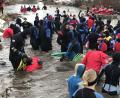 Bild: mma
Vor dem Hahnbacher Winter-Vils-Schwimmen müssen die Teilnehmer die ersten Meter im Schlamm waten.
