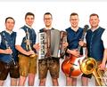 Bild: Band Power Hoch 5
Die fünf Musiker von links: Stefan Neger (Klarinette, Gesang), Moritz Ponader (Trompete, Gesang), Simon Schmidt (Akkordeon, Gesang), Stefan Schmidt (Gitarre, Gesang) und Christian Koch (Bariton, E-Bass, Gesang).