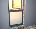 Bild: Polizeiinspektion Furth im Wald
Dieses Fenster wurde mit einem Gullydeckel eingeworfen.