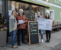 Bild: Wolfgang Helm
Lisa Forster (von links), Theresa Forster und Romy Heindl übergaben einen Spendenscheck über 2.200 Euro an Herbert Putzer, den Vorsitzenden der Kinderkrebshilfe.