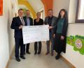Bild: Friedrich Peterhans, Kliniken Nordoberpfalz
Filialdirektor Christian Wolf, KNO-Vorstand Michael Hoffmann, Chefärztin Dr. Edit Lakatos, Hypo-Vermögensexperte Christian Wolf und SPZ-Psychologin Dr. Daniela Runkel (von links) präsentieren den 2500-Euro-Scheck der Dr.-Rose-Pabst-Stiftung.