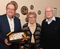 Bild: gf
Seit 70 Jahren sind Gretel und Klaus Mosler verheiratet, "ein ausgesprochen seltener Anlass", so Bürgermeister Martin Preuß (links), der namens des Oberbürgermeisters und des Amberger Stadtrates mit einem handbemalten Kaffeeservice gratulierte.