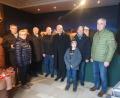 Bild: Florian Schießl/exb
Bischof Rudolf Voderholzer (Vierter von rechts) zeigt das Bild bei seinem Besuch in Dürnsricht.