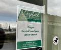 Bild: Gabi Schönberger
Ein Zettel weist darauf hin, dass die Weidener Bäckerei Dorfbeck im Rehbühl dicht gemacht hat. Der Grund ist die vorläufige Insolvenz.