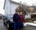 Bild: Familie Duschl
Ingeborg und Herbert Duschl mit dem VW-Touareg, der im Schnee steckengeblieben ist.