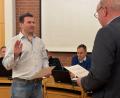 Bild: Heike Unger
Florian Fischer (links) leistet vor Bürgermeister Roland Strehl seinen Amtseid als neuer Gemeinderat der CSU im Gemeinderat Kümmersbruck. Er ist der Nachfolger von Harald Schwartz, der sein Mandat Ende vergangenen Jahres zurückgegeben hat.