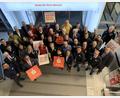Bild: Kathrin Schmidt/exb
Spenden der Sparkasse an verschiedene Vereine und gemeinnützige Organisationen in Amberg und Amberg-Sulzbach überreichten Vorstandsvorsitzender Thomas Pickel (vorne, Zweiter von links) und Vorstandsmitglied Sonja Kalb (vorne, Dritte von rechts).