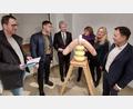 Bild: Kunz
Der neue Leiter des Internationalen Keramikmuseums, Johannes Listewnik (Zweiter von links), erläutert den Besuchern, darunter Oberbürgermeister Jens Meyer (rechts) und OTH-Präsident Prof. Clemens Bulitta (Dritter von linksl) ein Kunstwerk der Leipzigerin Jantje Almstedt.