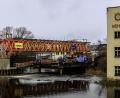 Bild: Hösamer
Ein Traggerüst überspannt derzeit die Naab in Schwandorf zwischen Hubmannwöhrl (links) und Wöhrvorstadt (rechts). An diese Konstruktion wird die Schalung für die neue, kleine Brücke gehängt.
