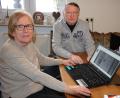 Bild: kro
Heimatkreis-Vorsitzende Regine Löffler-Klemsche mit ihrem Ehemann am Computer beim Archivieren der vielen Bilder und Dokumente.