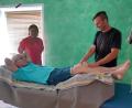 Bild: Gerhard Müller
Eine Freiwillige der Nachbarschaftshilfe Weiherhammer begleitet einen Senior zur Physiotherapie.