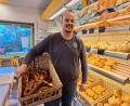 Bild: bl
Christoph Ritz ist zuversichtlich, dass seine Bäckerei in Stulln mit einer Filiale in Dürnsricht jetzt gute Chancen hat, die nächsten Jahre zu überstehen. Er setzt für die Zukunft allerdings auch auf die Belieferung von Wiederverkäufern wie Cafés und Kantinen.