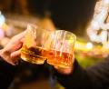 Bild: Julian Stratenschulte
Mmh, Glühwein. Kira Lorenz hat allerdings erstmal genug davon.