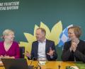 Bild: Peter Kneffel/dpa
Winterklausur bei den Grünen: Katharina Schulze (von links), Fraktionsvorsitzende von Bündnis 90/Die Grünen im Bayerischen Landtag, Clemens Fuest, Präsident des ifo Instituts, und Franziska Brantner, Bündnis 90/Die Grünen, Parlamentarische Staatssekretärin beim Bundesminister für Wirtschaft und Klimaschutz zu Beginn der Klausur der Grünen-Landtagsfraktion.