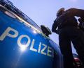 Symbolbild: Marijan Murat/dpa
Ein 17-Jähriger bedroht am Bamberger Bahnhofsvorplatz mehrere Jugendliche mit einer Machete. Die Kriminalpolizei bittet um Hinweise aus der Bevölkerung